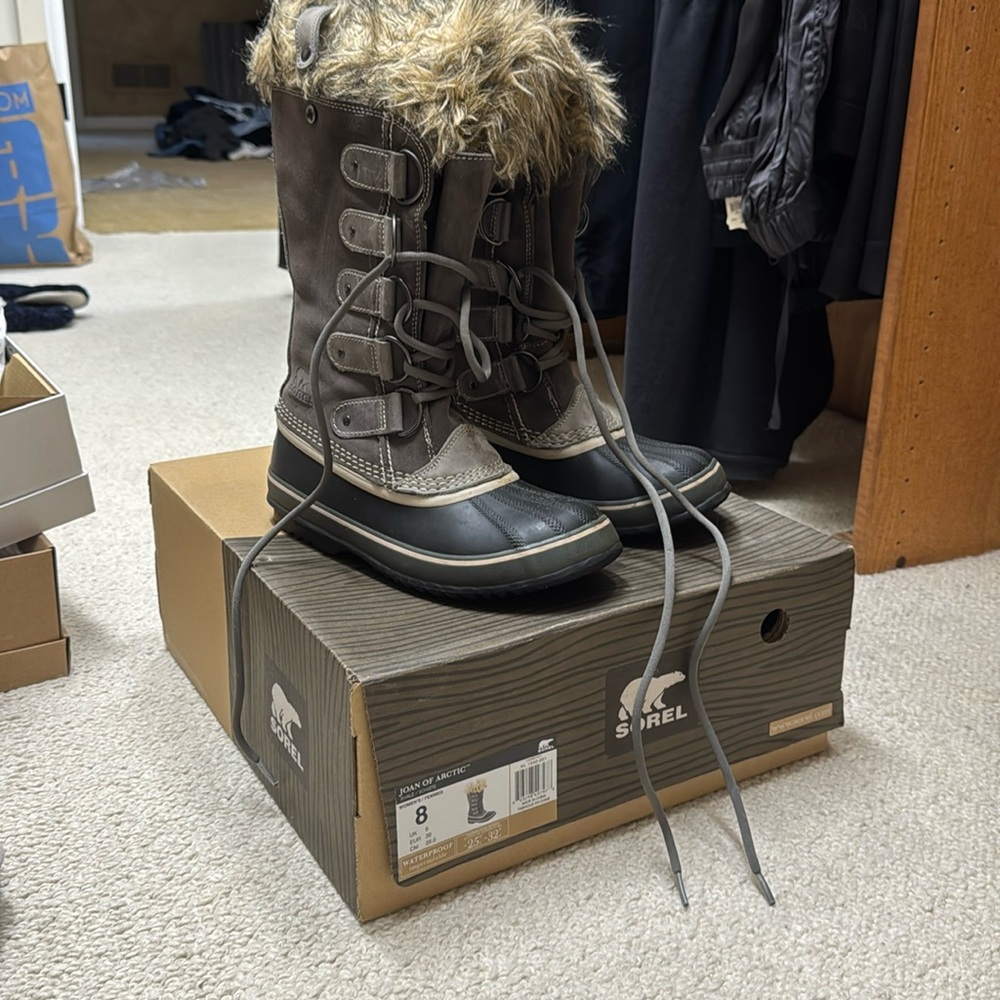 SOREL Joan of Arctic size 8 boots.